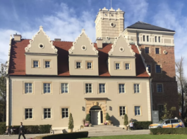 Zielony teren, muzeum, klasyczne samochody i piękne trasy na spacery – Zamek Topacz pomysłem na długi weekend!