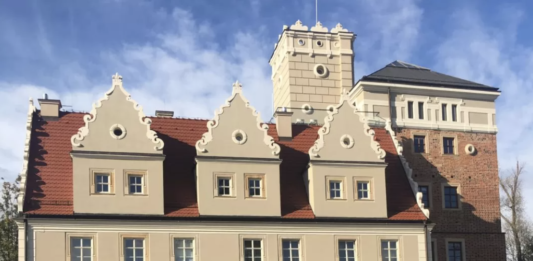 Zielony teren, muzeum, klasyczne samochody i piękne trasy na spacery – Zamek Topacz pomysłem na długi weekend!