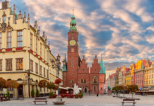 Stolarka okienna w historycznej tkance miasta Wrocław. Jak połączyć wymogi konserwatorskie z izolacją termiczną we wrocławskich kamienicach?