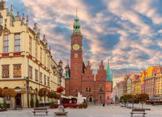 Stolarka okienna w historycznej tkance miasta Wrocław. Jak połączyć wymogi konserwatorskie z izolacją termiczną we wrocławskich kamienicach?