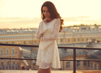 Jaka biżuteria do koronkowej sukienki?