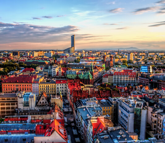 Punkty Widokowe we Wrocławiu. Mamy kilka nieoczywistych propozycji, skąd obejrzysz panoramę miasta! Na zdjęciu panorama Wrocławia /AdobeStock