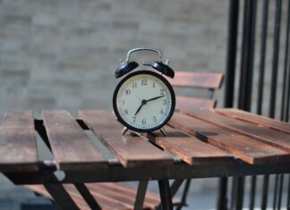 Już dzisiaj ponownie przestawimy nasze zegarki. Kiedy zmiana czasu na zimowy? Na zdjęciu zegarek na stole /Pixabay
