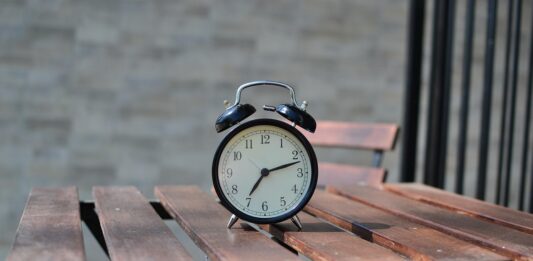 Już dzisiaj ponownie przestawimy nasze zegarki. Kiedy zmiana czasu na zimowy? Na zdjęciu zegarek na stole /Pixabay