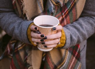 Wrocław: W mobilnej kawiarence przy ZOO nielegalnie sprzedawano grzańca. Interweniowała policja