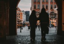 Gdzie na randkę we Wrocławiu? Sprawdź, 5 nietypowych miejsc na wspólne chwile pełne akcji! Na zdjęciu para na rynku we Wrocławiu