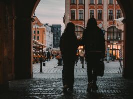 Gdzie na randkę we Wrocławiu? Sprawdź, 5 nietypowych miejsc na wspólne chwile pełne akcji! Na zdjęciu para na rynku we Wrocławiu