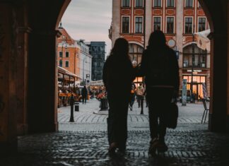 Gdzie na randkę we Wrocławiu? Sprawdź, 5 nietypowych miejsc na wspólne chwile pełne akcji! Na zdjęciu para na rynku we Wrocławiu