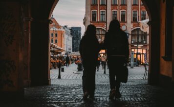 Gdzie na randkę we Wrocławiu? Sprawdź, 5 nietypowych miejsc na wspólne chwile pełne akcji! Na zdjęciu para na rynku we Wrocławiu