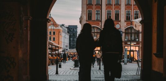 Gdzie na randkę we Wrocławiu? Sprawdź, 5 nietypowych miejsc na wspólne chwile pełne akcji! Na zdjęciu para na rynku we Wrocławiu