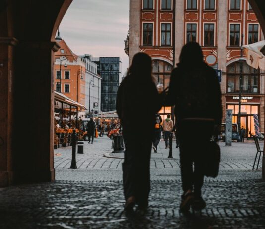 Gdzie na randkę we Wrocławiu? Sprawdź, 5 nietypowych miejsc na wspólne chwile pełne akcji! Na zdjęciu para na rynku we Wrocławiu