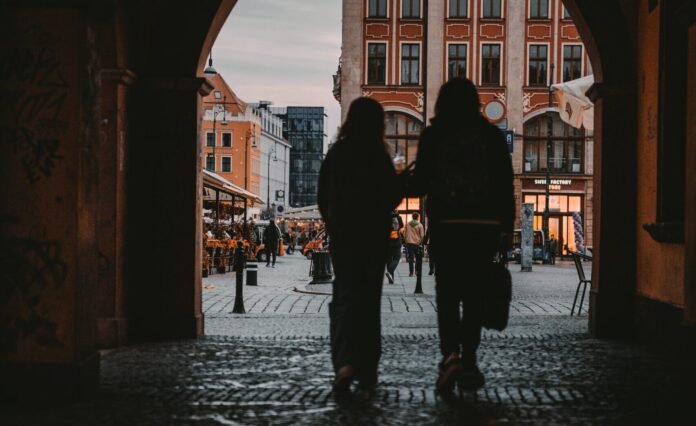 Na zdjęciu para na rynku we Wrocławiu