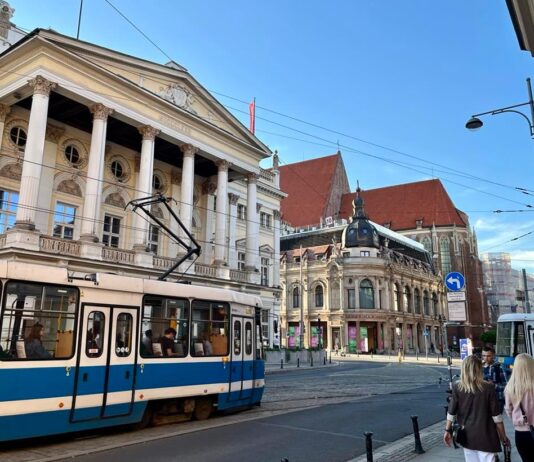Wrocław: Co miesiąc płacił za bilety, mimo że nie musiał. Od miasta dostanie zwrot pieniędzy Wydarzenia na weekend we Wrocławiu