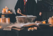 Miejsca we Wrocławiu jak z Harrego Pottera Na zdjęciu czara z dymem i dziecko bawiące się w czarodzieja