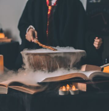 Miejsca we Wrocławiu jak z Harrego Pottera Na zdjęciu czara z dymem i dziecko bawiące się w czarodzieja