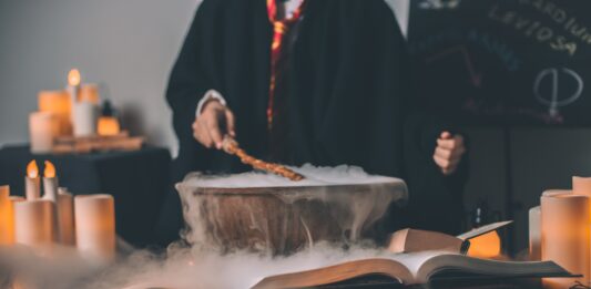 Miejsca we Wrocławiu jak z Harrego Pottera Na zdjęciu czara z dymem i dziecko bawiące się w czarodzieja