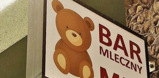 Bary Mleczne we Wrocławiu. Gdzie zjeść domowy obiad na mieście? Na zdjęciu tablica Baru Mlecznego Miś