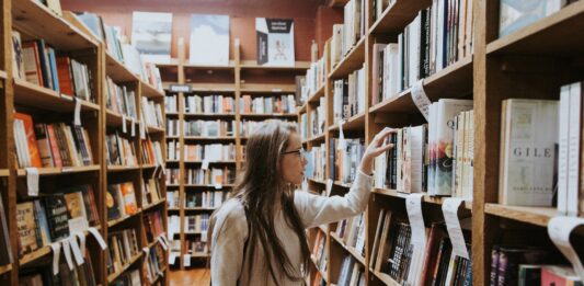 Co czytają wrocławianie? Najczęściej wypożyczane książki 2022