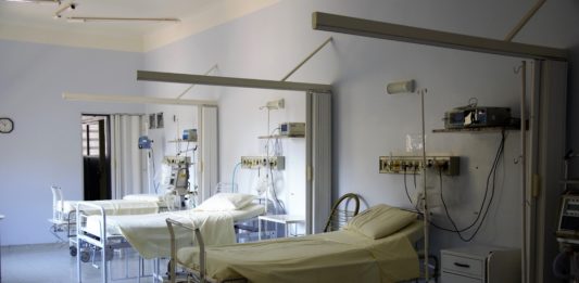 Ostry Dyżur SOR we Wrocławiu. Gdzie znajdziesz szpitalny oddział ratunkowy? Na zdjęciu szpitalne łóżko