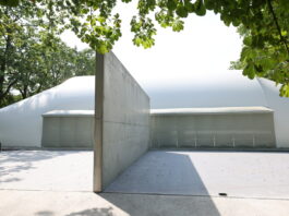 Hala tenisowa przy ul. Pułtuskiej gotowa. Od balonu po nowoczesny obiekt