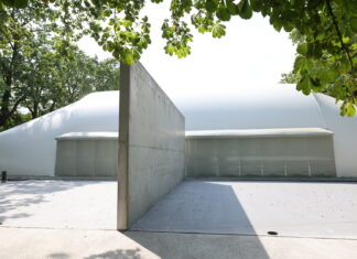 Hala tenisowa przy ul. Pułtuskiej gotowa. Od balonu po nowoczesny obiekt