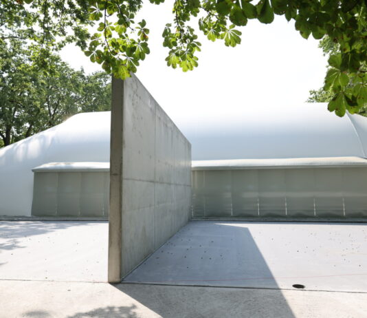 Hala tenisowa przy ul. Pułtuskiej gotowa. Od balonu po nowoczesny obiekt