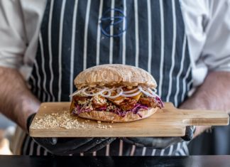 Akcja #DalejOtwarte. Jak radzą sobie restauracje, które pozostają czynne w okresie pandemii?