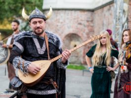 Dni Fantastyki 2025 Wrocław właśnie trwają. Sprawdź program, miejsca i atrakcje! Na zdjęciu uczestnicy Dni Fantastyki