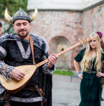 Dni Fantastyki 2025 Wrocław właśnie trwają. Sprawdź program, miejsca i atrakcje! Na zdjęciu uczestnicy Dni Fantastyki