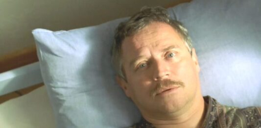 Spędź sierpień z Adasiem Miauczyńskim w DCF. Sprawdźcie sobotnie pokazy filmowe i prelekcje Na zdjęciu kadr z filmu Dzień Świra