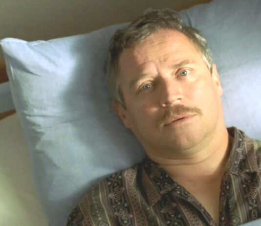 Spędź sierpień z Adasiem Miauczyńskim w DCF. Sprawdźcie sobotnie pokazy filmowe i prelekcje Na zdjęciu kadr z filmu Dzień Świra