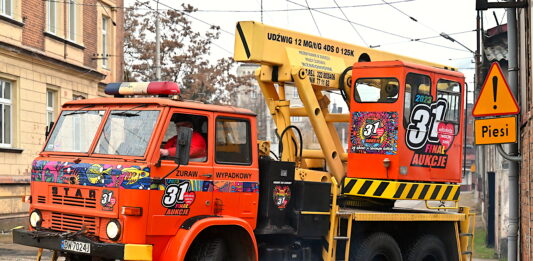 WOŚP 2023. Ostatnie chwile na wylicytowanie kultowego dźwigu MPK Wrocław oraz weekendu w Dolinie Baryczy