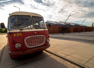 Pożegnanie legendarnego ,,ogórka” na placu Centrum Historii Zajezdnia
