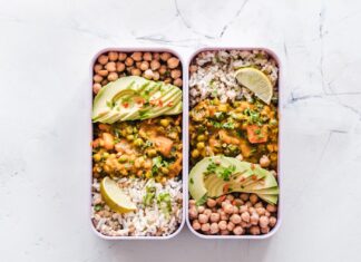 Dieta pudełkowa we Wrocławiu: z dowozem czy bez? Które rozwiązanie jest korzystniejsze?