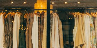 Lumpeksy we Wrocławiu. Gdzie kupisz odzież używaną w atrakcyjnych cenach? Na zdjęciu wieszak z ubraniami