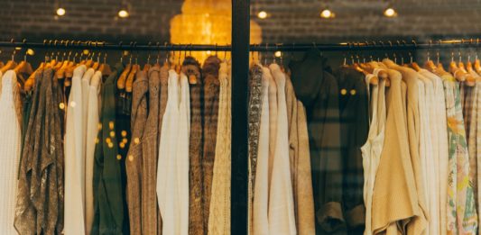 Lumpeksy we Wrocławiu. Gdzie kupisz odzież używaną w atrakcyjnych cenach? Na zdjęciu wieszak z ubraniami