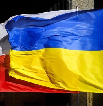 Wrocław dla Ukrainy: Flaga Ukrainy i hymn przed wrocławskim Ratuszem. Apel o pokój i manifestacja