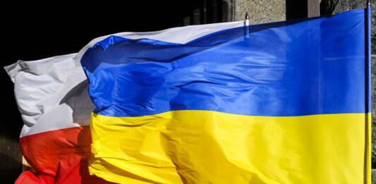 Wrocław dla Ukrainy: Flaga Ukrainy i hymn przed wrocławskim Ratuszem. Apel o pokój i manifestacja