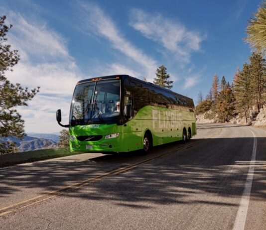 Wakacje bez samochodu? Ponad 230 wakacyjnych kierunków autobusem – od morza po góry!