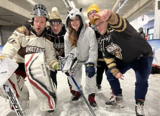 Bezpłatne zajęcia z jazdy na łyżwach z hokeistkami i hokeistami na Lodowisku Tarczyński Arena