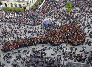 Serce z tysiąca gitar dla Ukrainy podczas 20. Gitarowego Rekordu Świata we Wrocławiu! „Make Music Not War”