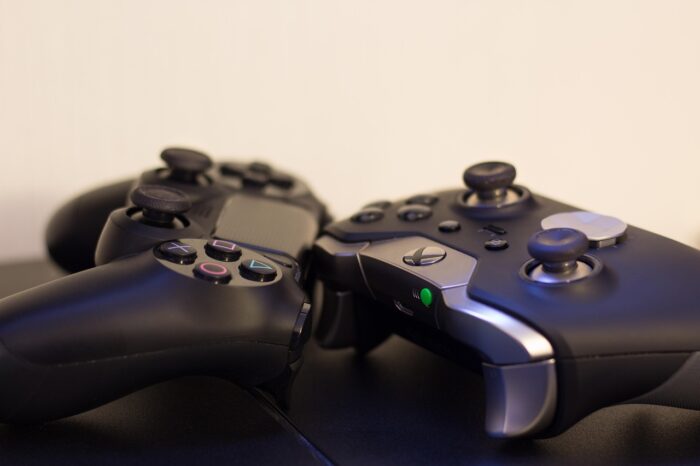 Na zdjęciu kontroler od konsoli PlayStation oraz XBOX /Pixabay