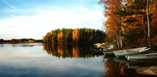 4 miejsca na jesienny relaks nad wodą w okolicy Wrocławia, do których dojedziesz pociągiem