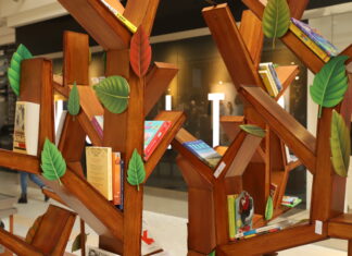 W CH Korona powstała niezwykła biblioteka w formie drzewa. Weź książkę za darmo!