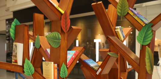 W CH Korona powstała niezwykła biblioteka w formie drzewa. Weź książkę za darmo!