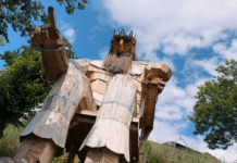 W Parku u Bolka przeniesiecie się do średniowiecza! Nowa atrakcja na Dolnym Śląsku Na zdjęciu rzeźba w Parku u Bolka