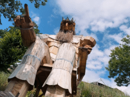 W Parku u Bolka przeniesiecie się do średniowiecza! Nowa atrakcja na Dolnym Śląsku Na zdjęciu rzeźba w Parku u Bolka