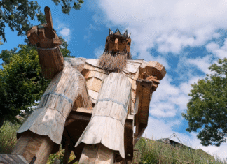 W Parku u Bolka przeniesiecie się do średniowiecza! Nowa atrakcja na Dolnym Śląsku Na zdjęciu rzeźba w Parku u Bolka