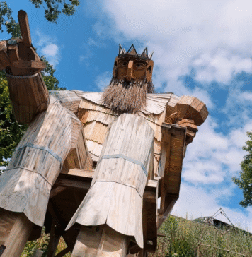 W Parku u Bolka przeniesiecie się do średniowiecza! Nowa atrakcja na Dolnym Śląsku Na zdjęciu rzeźba w Parku u Bolka