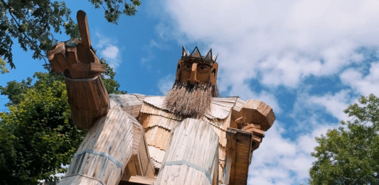 W Parku u Bolka przeniesiecie się do średniowiecza! Nowa atrakcja na Dolnym Śląsku Na zdjęciu rzeźba w Parku u Bolka